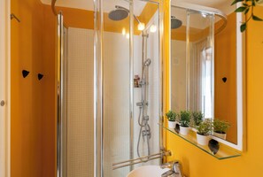 City Studio | Bathroom | Shower, rainfall showerhead, hair dryer, bidet - notaMI - Forcella Fashion District  (Milan)