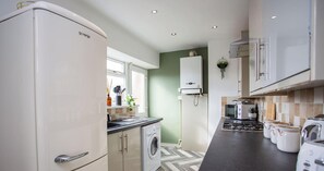 Fridge, microwave, oven, stovetop - Modern 3BR Home - Sleep 6 - Contractors & Families (Tyne and Wear)