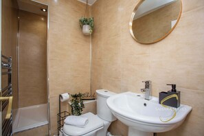 Douche, sĂšche-cheveux, serviettes fournies