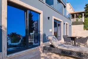 Outdoor dining - Monarch    (Mali Lošinj)