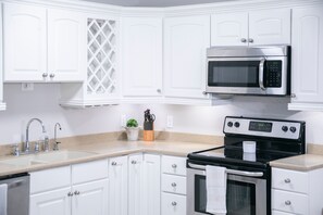 Private kitchen - The Delta, 2BR Townhome Stay by Velvet Ditch Villas (Oxford)