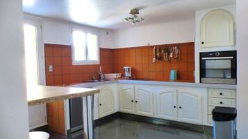 Een koelkast, een microgolfoven, een oven, een vaatwasser