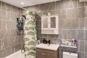 Combined shower/tub, deep soaking tub, hair dryer, towels