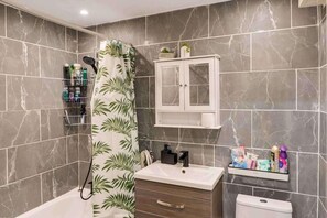 Combined shower/bathtub, deep-soaking bathtub, hair dryer, towels - Cozy City Haven in Central London (London)