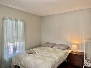 3 bedrooms, desk, iron/ironing board, free WiFi