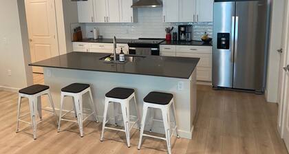 Walking distance from shops, patio, views of the mountains and BBQ.