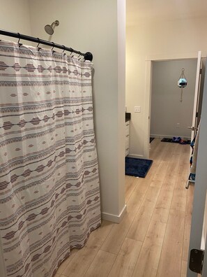 Shower, hair dryer, towels, soap - Walking distance from shops, patio, views of the mountains and BBQ. (Livingston)