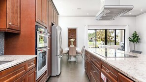 Geladeira, micro-ondas, fogão, cooktop