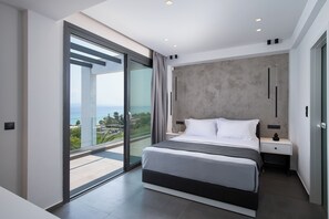 5 bedrooms, desk, iron/ironing board, travel cot - Antonio Villa, Horizon Dream Villas (Chalkidiki)