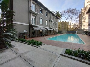 Una piscina al aire libre