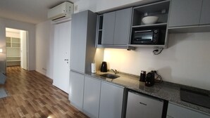 Classic Apartment, 1 Queen Bed, City View | Private kitchen - Estudio con cochera en Puerto Madero (Buenos Aires)