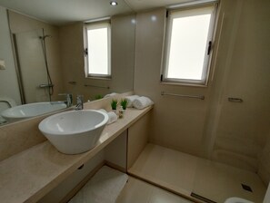 Departamento clásico, 1 cama Queen size, vista a la ciudad | Baño