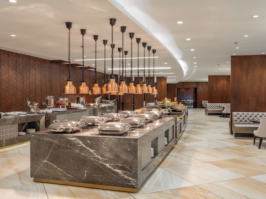 Desayuno buffet diario (SAR 50 por persona)