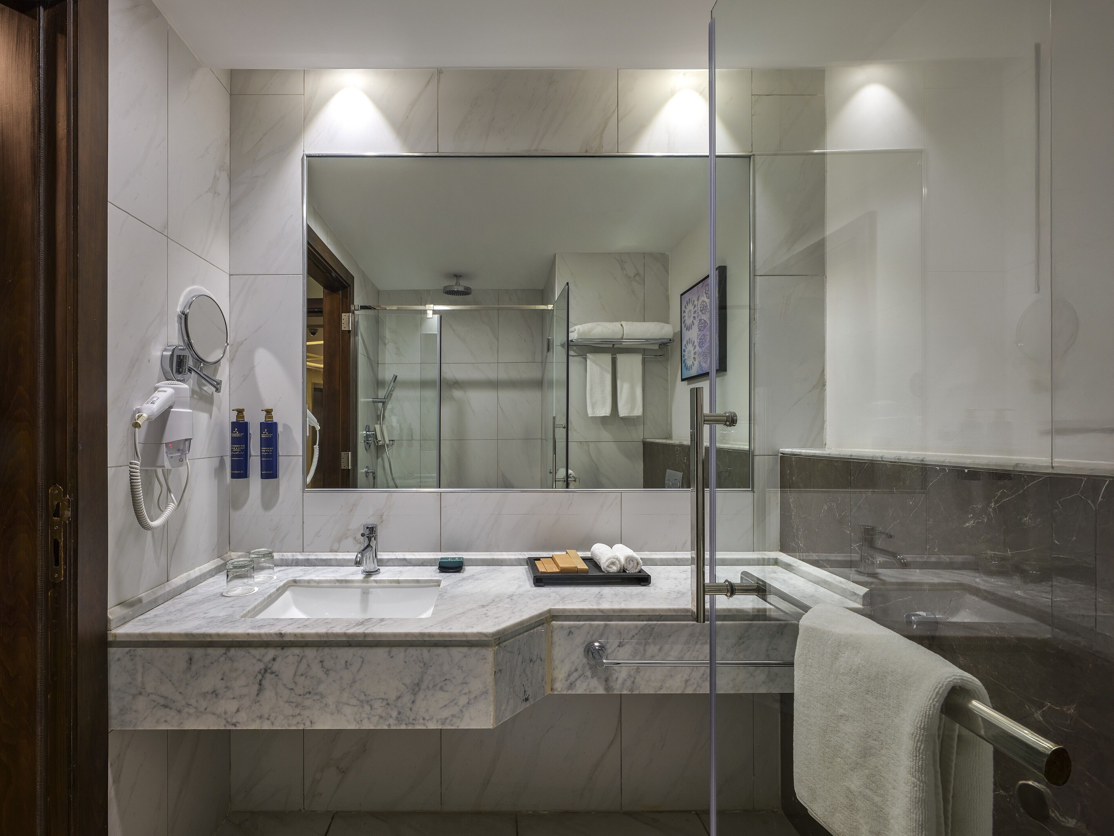 Shower, rainfall showerhead, free toiletries, hair dryer