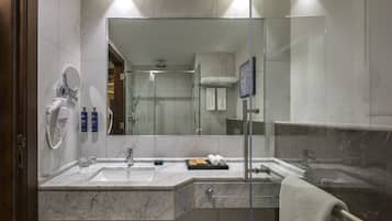 Shower, rainfall showerhead, free toiletries, hair dryer