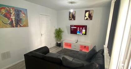 2 Bed - Sleeps 4 - With Parking