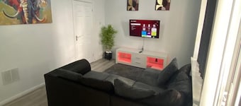 2 Bed - Sleeps 4 - With Parking