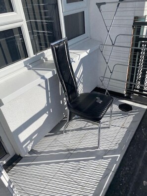 Apartment | Property grounds - 2 Bed - Sleeps 4 - With Parking (London)