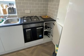 Fridge, microwave, oven, stovetop - 2 Bed - Sleeps 4 - With Parking (London)