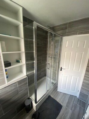 Apartment | Bathroom | Shower, hair dryer, towels - 2 Bed - Sleeps 4 - With Parking (London)