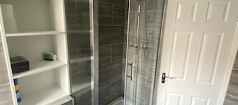 2 Bed - Sleeps 4 - With Parking