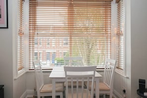 Basic Apartment, 1 King Bed with Sofa bed | Dining