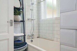 Bathroom - Lovely 1BD Flat -prime Brighton Location w Garden! (Brighton)