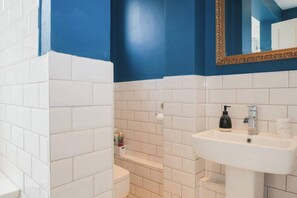 Eenvoudig appartement, 1 kingsize bed met slaapbank | Badkamer | Een douche, handdoeken, zeep, shampoo