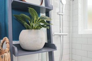 Basic Apartment, 1 King Bed with Sofa bed | Bathroom - Lovely 1BD Flat -prime Brighton Location w Garden! (Brighton)