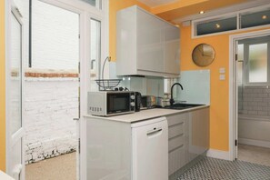 Eenvoudig appartement, 1 kingsize bed met slaapbank | Privékeuken | Een koelkast, een oven, een kookplaat, een vaatwasser