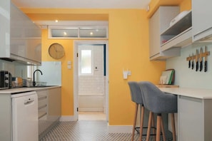 Apartamento básico, 1 cama King e sofá-cama | Cozinha privada | Geladeira, fogão, cooktop, lava-louças