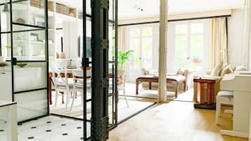 Smart TV, fireplace, books