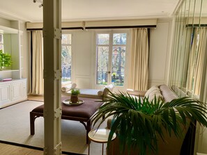 Smart TV, fireplace, books - Elegant Family Retreat Steps from Retiro park and Atocha. (Madrid)