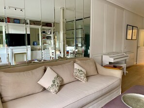 Smart TV, fireplace, books - Elegant Family Retreat Steps from Retiro park and Atocha. (Madrid)