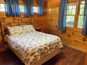 2 bedrooms, iron/ironing board, bed sheets - Cozy mountain cabin 15 minutes from historic downtown, 3 miles from ORV PARK  (Hot Springs National Park)