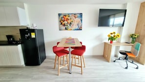 Loft Double Bed | Living area | 55-inch Smart TV with cable channels - Toscana Loft Apartasuites Bogotá (Bogotá)