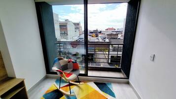 Familienapartment, 2 Schlafzimmer | Wohnbereich | 55-Zoll-Smart-TV mit Kabelempfang