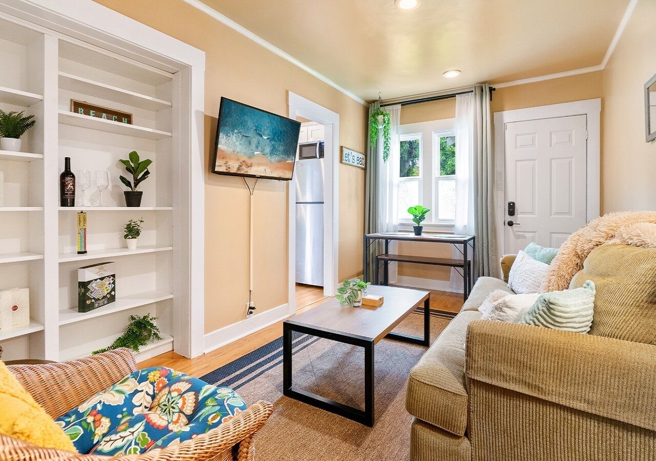 Cozy Oceanside Retreat-Walk to the Beach, Pier, & Downtown!