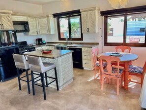 Microwave, oven, stovetop, dishwasher - Beautiful one bedroom casita! (Loreto)