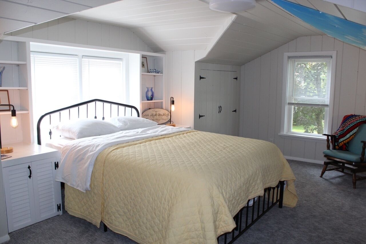 3 bedrooms, desk, iron/ironing board, travel crib