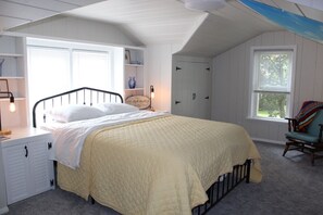 3 makuuhuonetta, työpöytä, silitysrauta/-lauta, vauvan matkasänky