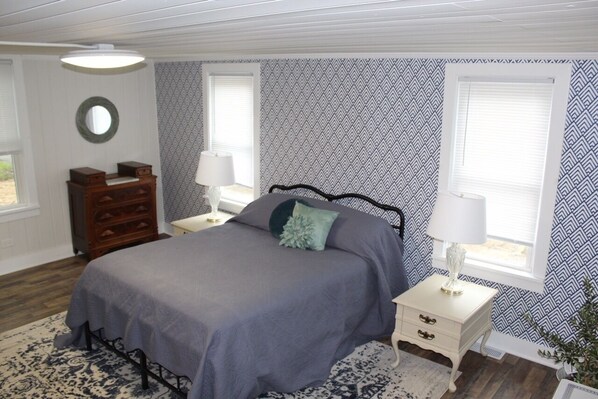 3 bedrooms, desk, iron/ironing board, travel cot