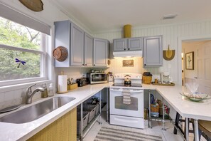 Refrigerador, microondas, parrilla de estufa y cafetera y tetera 