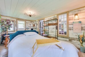3 bedrooms, desk, internet, bed sheets