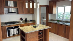 Geladeira, micro-ondas, fogão, cooktop