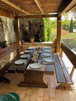 Outdoor dining - Villa Avec Piscine 400 Mètres mer Spacieuse, Lumineuse,calme, Accueillante (Sète)