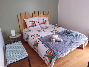 3 bedrooms, iron/ironing board, WiFi, bed sheets - À 2 Minutes du Centre Commercial (Lagnes)
