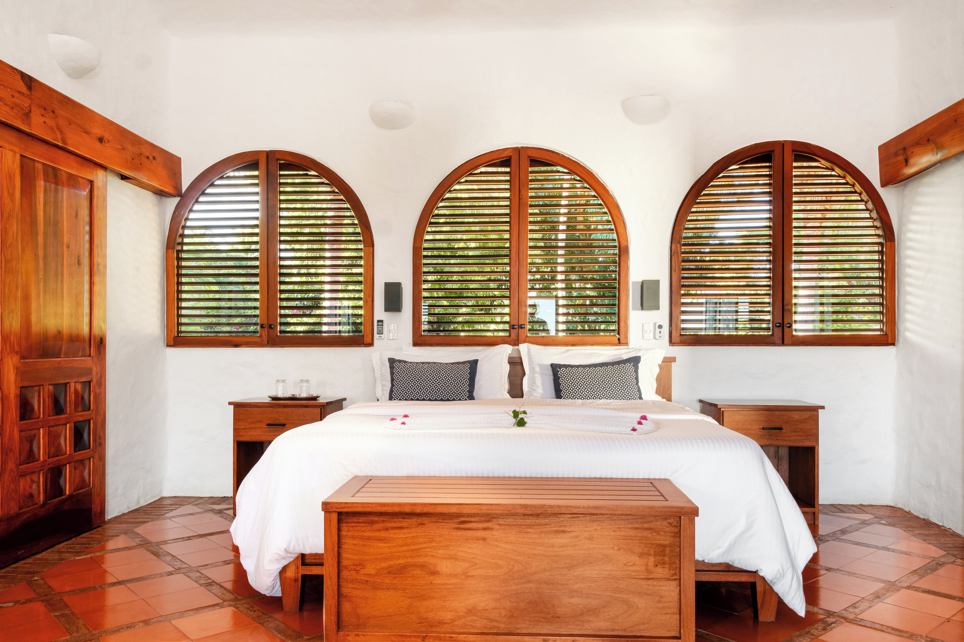 9 dormitorios, caja fuerte, tabla de planchar con plancha