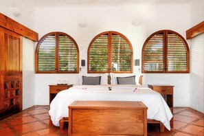 9 soverom, safe på rommet, strykejern/-brett og reiseseng for barn