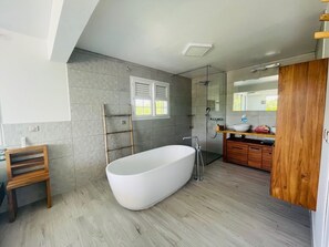 Douche, sèche-cheveux, serviettes fournies, savon